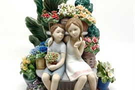 Скульптура Lladro «Секретничая в парке» — трогательный акцент в фарфоре