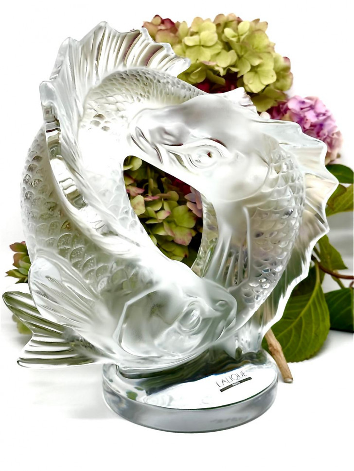 Скульптура Lalique Double Fish в интерьере