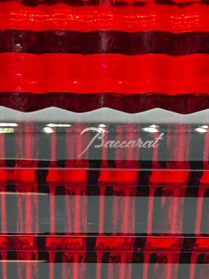 Baccarat Eye — красная хрустальная ваза